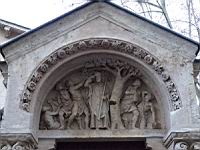Lyon, Abbaye d'Ainay, Cloitre, Tympan de l'entree du cloitre (5)